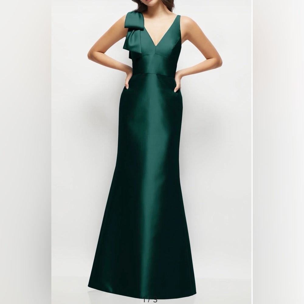 NEW Alfred Sung D863 Bow Satin Twill Trumpet Gown, Size 14